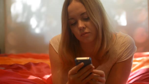 Chica escribiendo mensaje teléfono táctil — Vídeo de stock