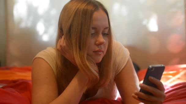 Дівчина пише повідомлення сенсорний телефон — стокове відео