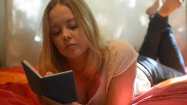 Chica acostada en la cama escribiendo en el cuaderno — Vídeos de Stock