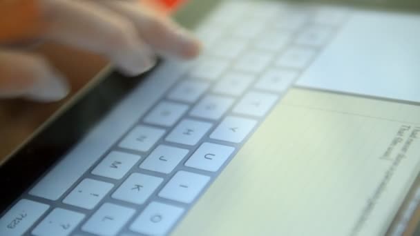 Escribir en un teclado virtual — Vídeo de stock