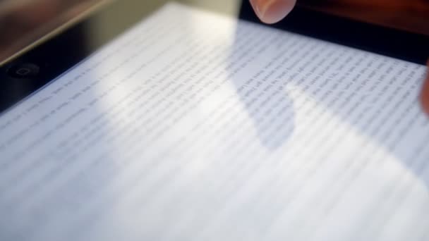 Femme lecture bible sur tablette 