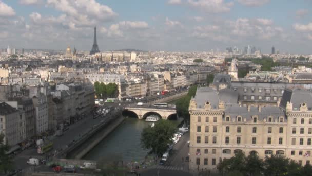 Παρίσι με τον πύργο του Άιφελ στο βάθος — Αρχείο Βίντεο