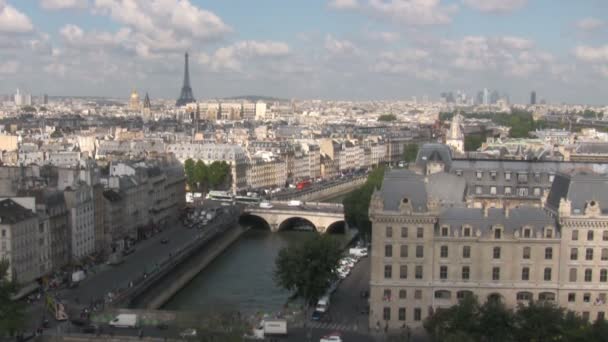 Parijs met de toren van Eiffel in de verte — Stockvideo