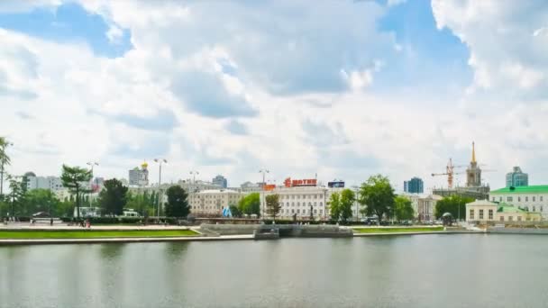 Ludzie chodzą w centrum Jekaterynburg — Wideo stockowe