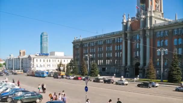 A város központjában, Ekaterinburg mozgó autók — Stock videók