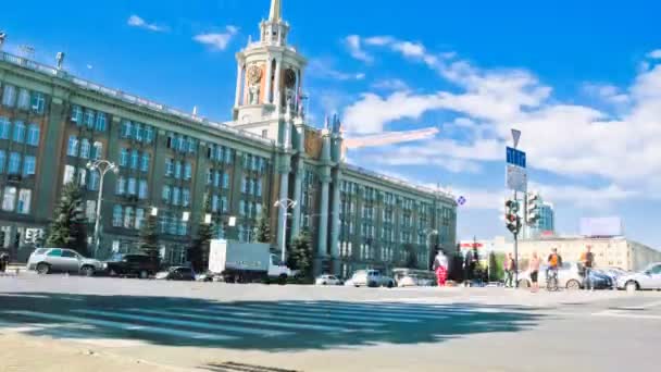 Passagem pedestre perto da prefeitura de Ekaterinburg — Vídeo de Stock