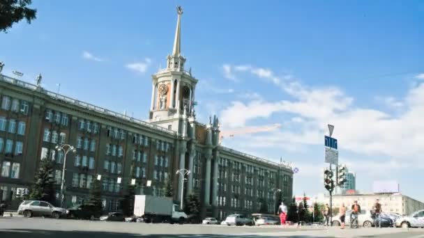 Carros se movendo perto da prefeitura de Ekaterinburg — Vídeo de Stock