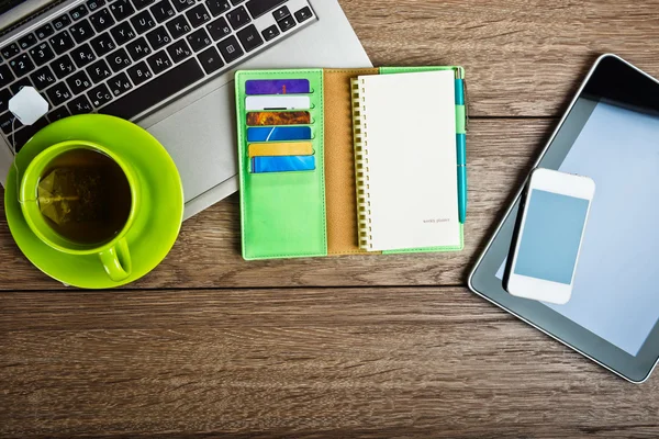 Escritorio de oficina con laptop y taza de té —  Fotos de Stock