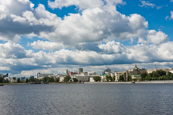 Stadtdamm von yekaterinburg — Stockfoto