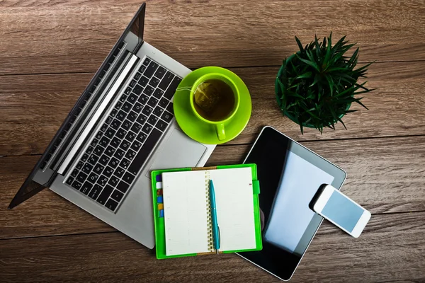 Escritorio de oficina con laptop y taza de té —  Fotos de Stock