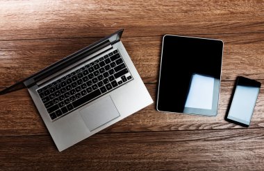Ofis işyeri açık dizüstü bilgisayar ile