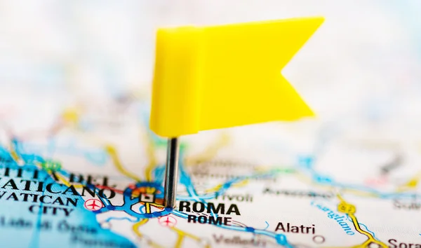 Roma auf der Karte mit Fahne — Stockfoto