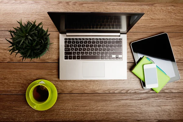 Bureau met laptop computer — Stockfoto