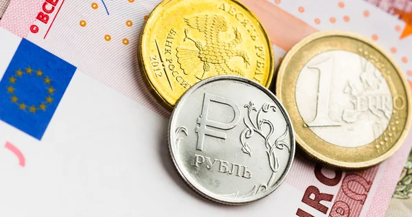 Moedas de euro e rublos — Fotografia de Stock