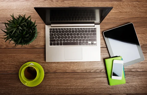 Schreibtisch mit Laptop — Stockfoto