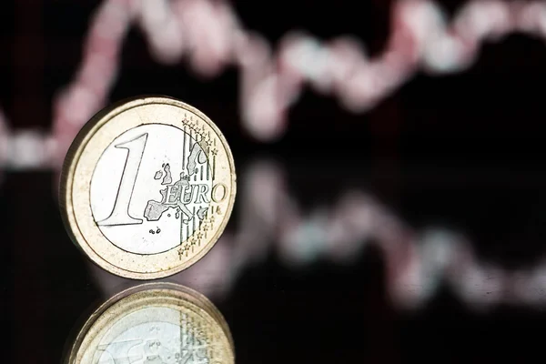 Moneda y gráfico de un euro — Foto de Stock