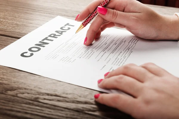 Businesswoman with pen signing contract. — Stock Photo, Image