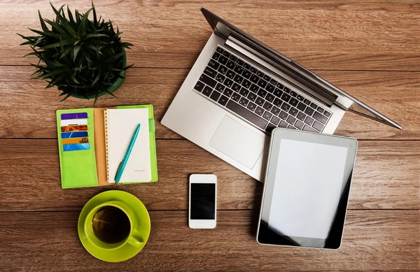 Escritorio de oficina con ordenador portátil, tableta pc — Foto de Stock