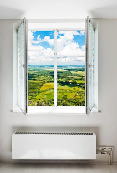 Janela de porta dupla aberta branca — Fotografia de Stock