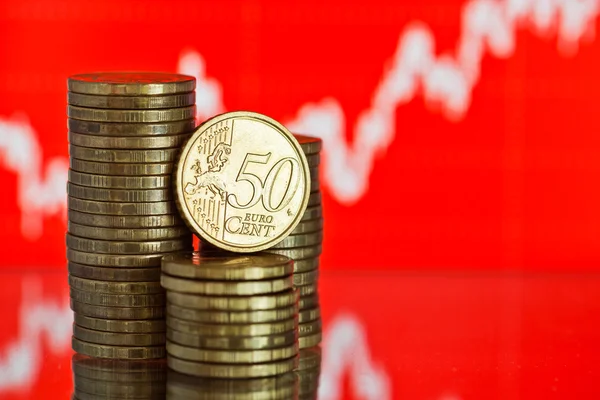 Euro-munten en schommelende grafiek — Stockfoto