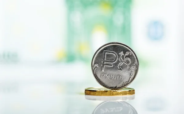 Moeda de rublo russa contra euro — Fotografia de Stock
