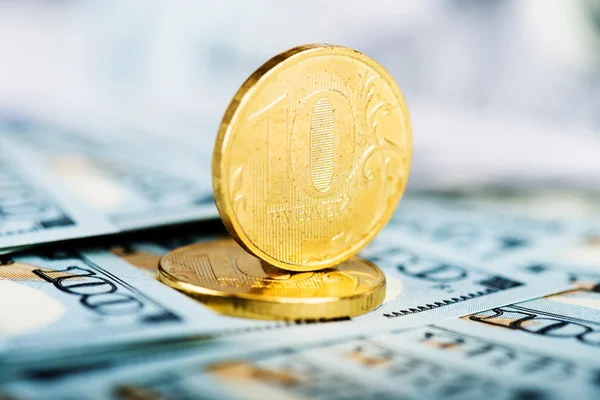 Moedas de rublos russas em notas de dólares — Fotografia de Stock