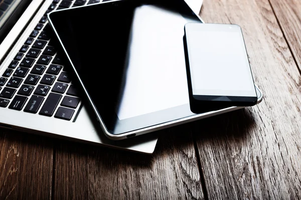 Tastatur mit Telefon und Tablet-PC — Stockfoto