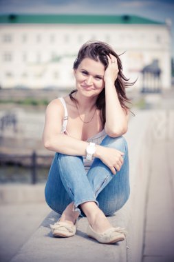 açık havada gülümseyen güzel kadın