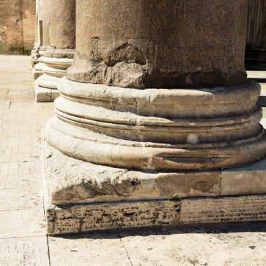 Sütun, Roma Bankası Close-Up