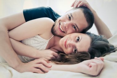 Sevimli çift kucaklaşması