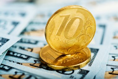 Rus ruble sikkeleri üzerinde banknot