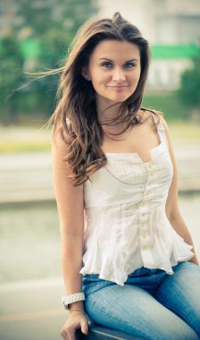 açık havada gülümseyen güzel kadın