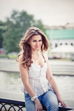 açık havada gülümseyen güzel kadın