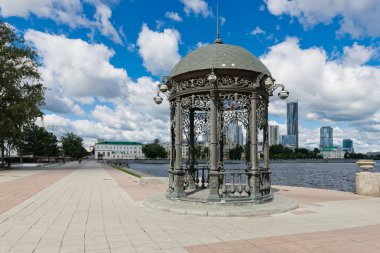 Rotunda üzerinde şehir gölet çıkabilir. Yekaterinburg. Rusya