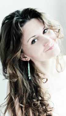 uzun kıvırcık saçlı gülümseyen kadın