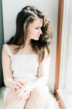 Pencereye bakan kadın.