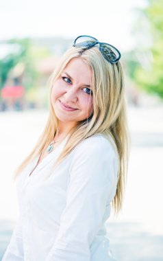 sarışın bir kadın açık havada dikey