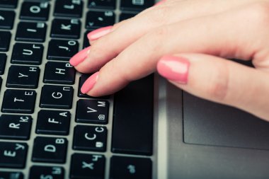 Dizüstü bilgisayarda çalışan insan eli