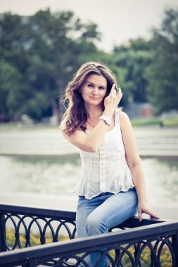 açık havada gülümseyen güzel kadın