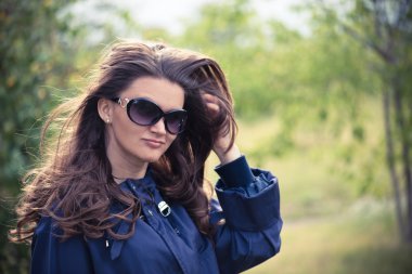 Kadın parkta mavi ceketli