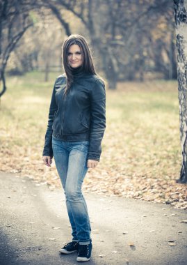 sonbahar Park'ta kılığında kadın