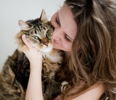 esmer kız ve onu kedi üzerinde