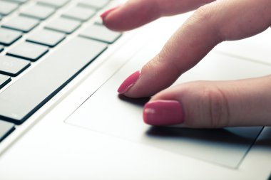 Yakın çekim shot dizüstü iz dokunaklı