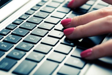 Dizüstü bilgisayarda çalışan insan elleri