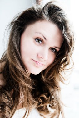 uzun kıvırcık saçlı genç kadın