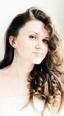 uzun kıvırcık saçlı genç kadın