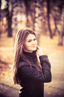 Sonbahar parkında kadın portresi