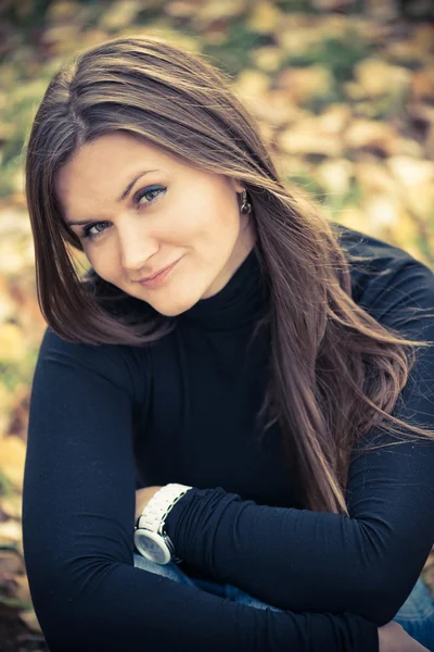 Retrato menina bonita em um parque — Fotografia de Stock