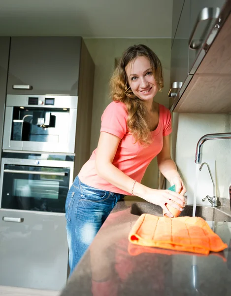 快乐的年轻女人洗杯 — 图库照片