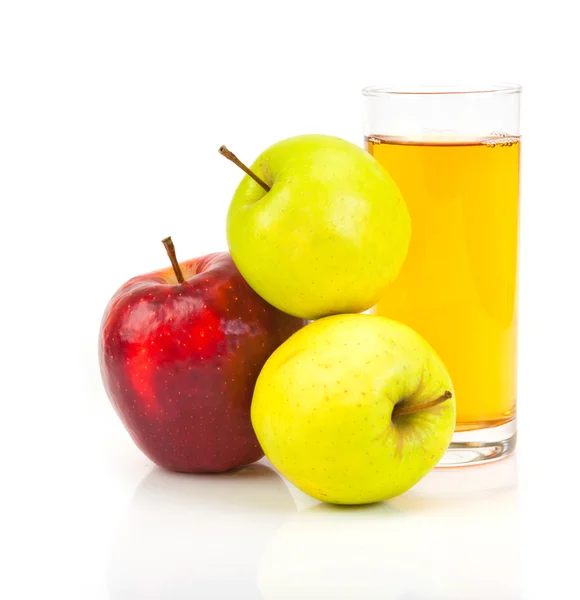 Apfelsaft im Glas und Äpfel — Stockfoto